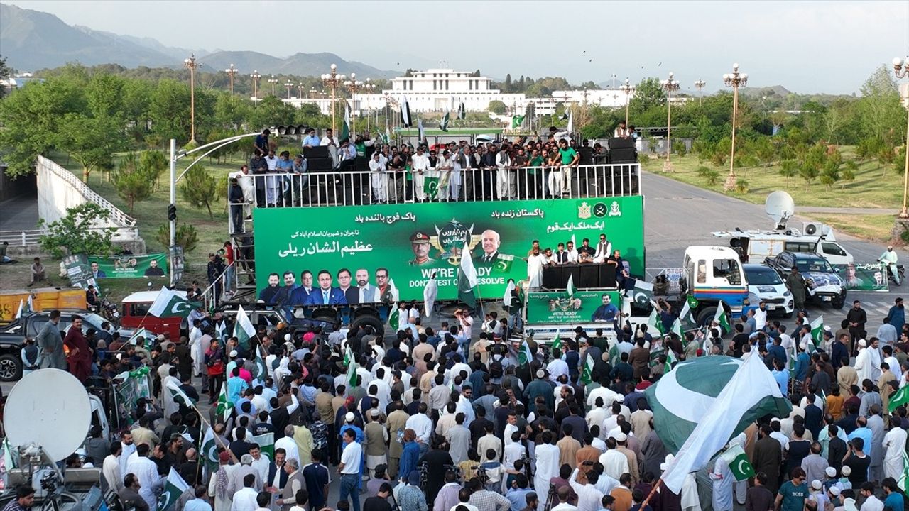 Pakistan'da Orduya Destek Gösterileri: Ateşkes Sevinci Sokaklarda