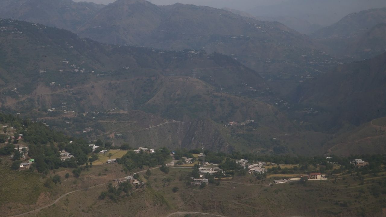 Pakistan, Hindistan'ın Terörist İddialarını Çürütmek İçin Gazetecileri Keşmir'e Götürdü