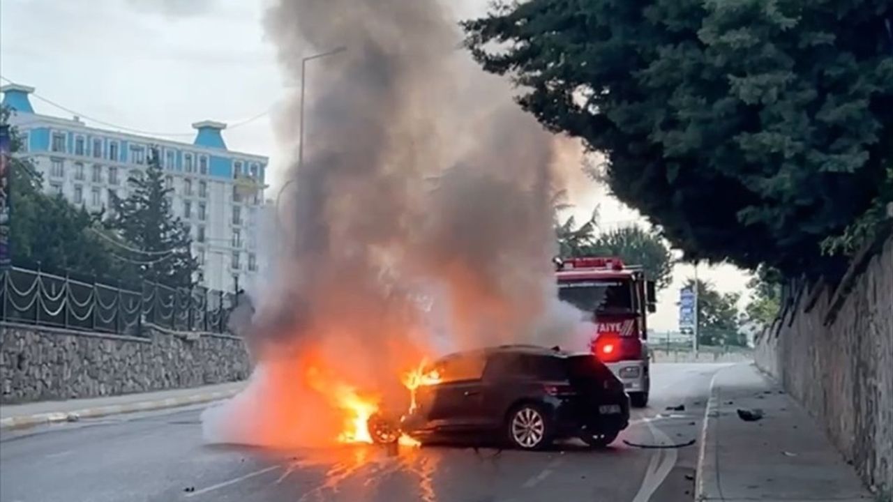 Pendik'te Kaza Sonrası Otomobilde Yangın Çıktı