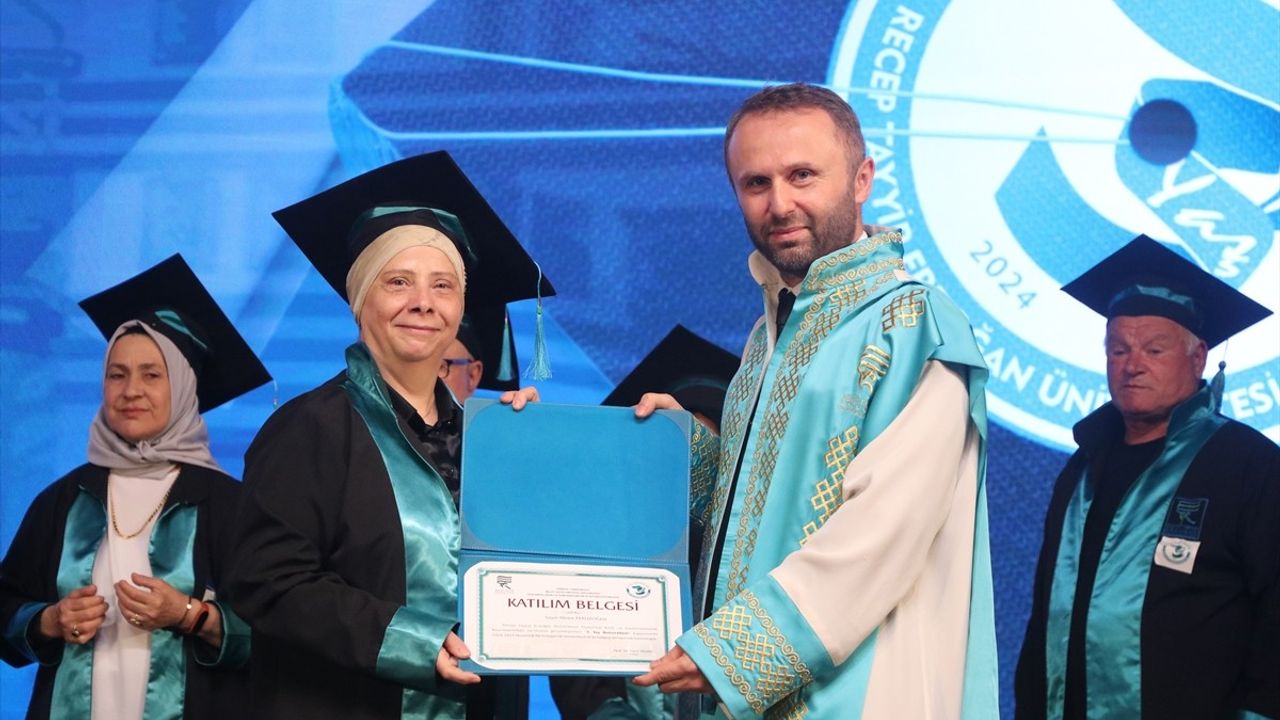 Rize'de 3. Yaş Üniversitesi İlk Mezunlarını Verdi