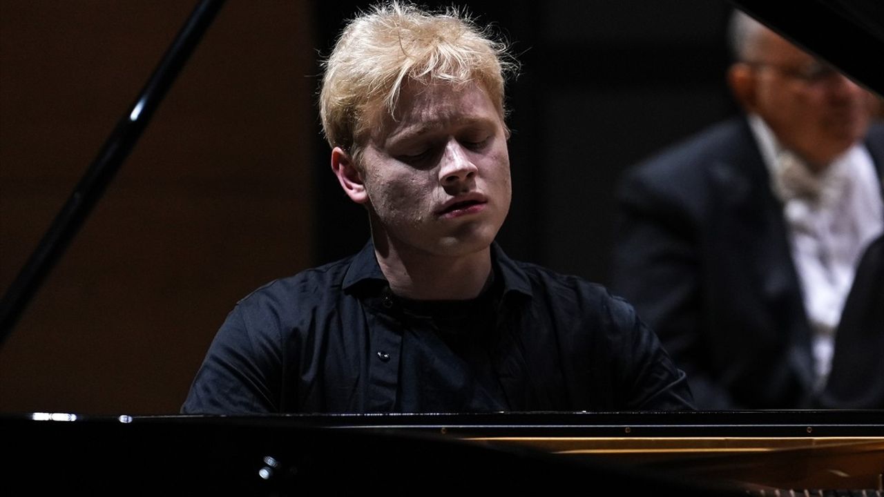 Rus Piyanist Alexander Malofeev, CSO'da Büyüleyici Bir Performans Sergiledi