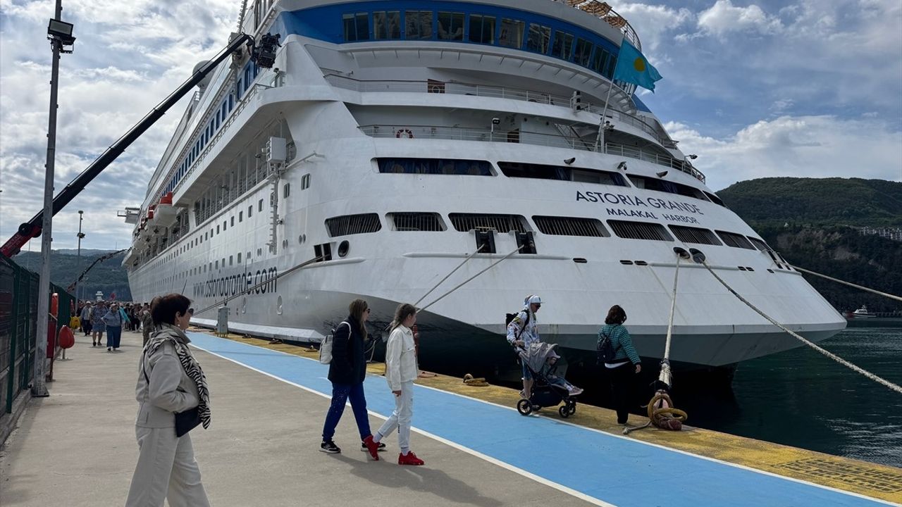 Rusya'dan Amasra'ya Gelen Kruvaziyerle 992 Turist Limana Demirledi