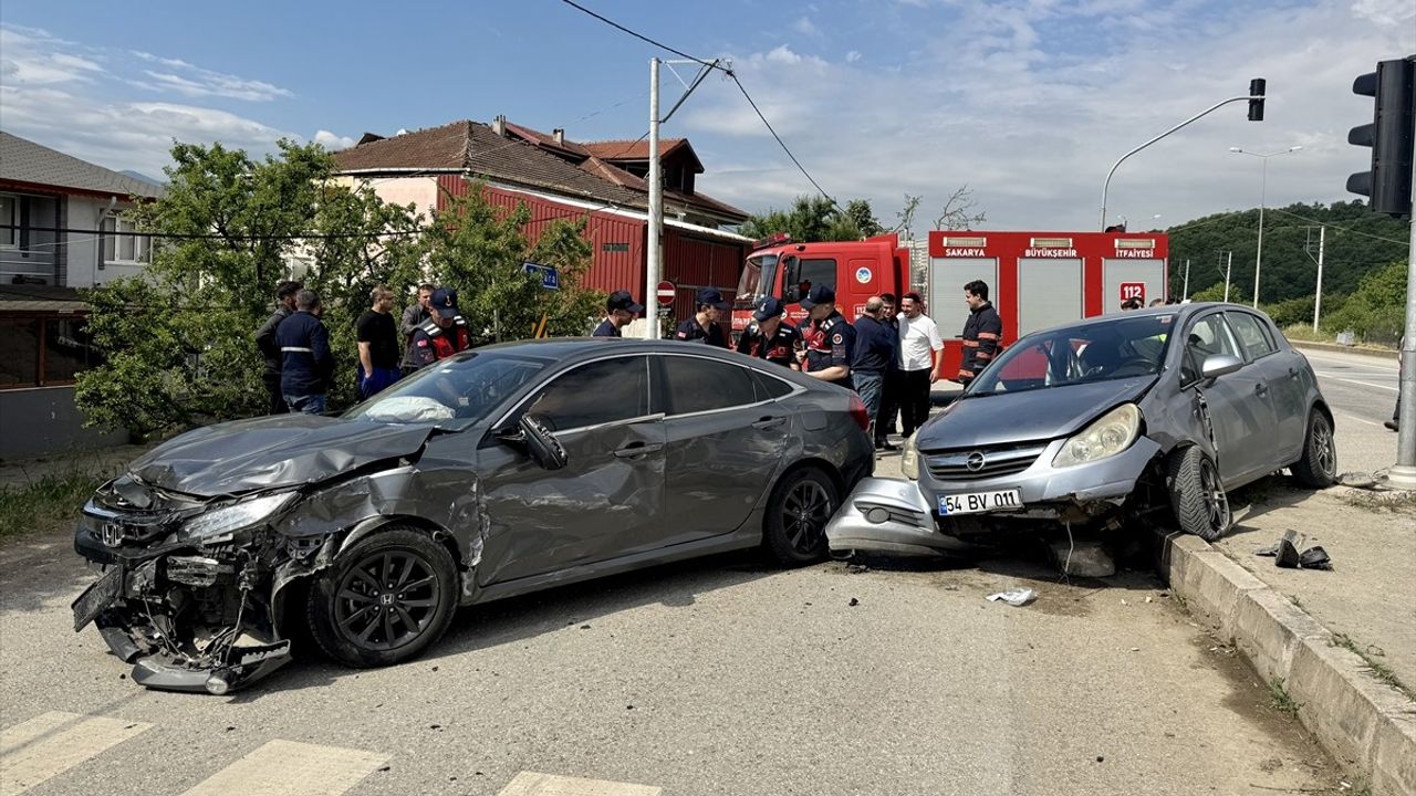 Sakarya'da Çarpışma: 4 Yaralı
