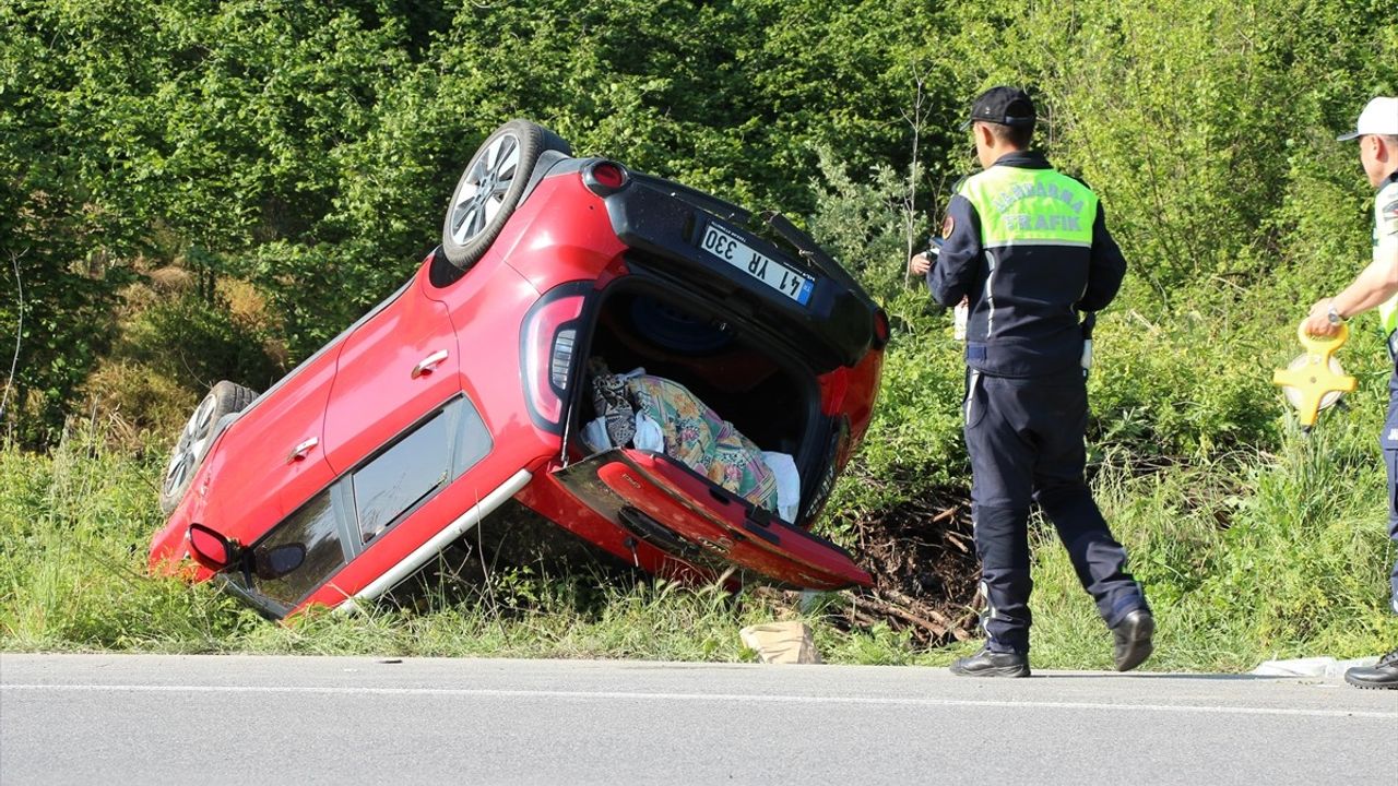 Sakarya'da Devrilen Otomobilde Bebek de Dahil 4 Kişi Yaralandı