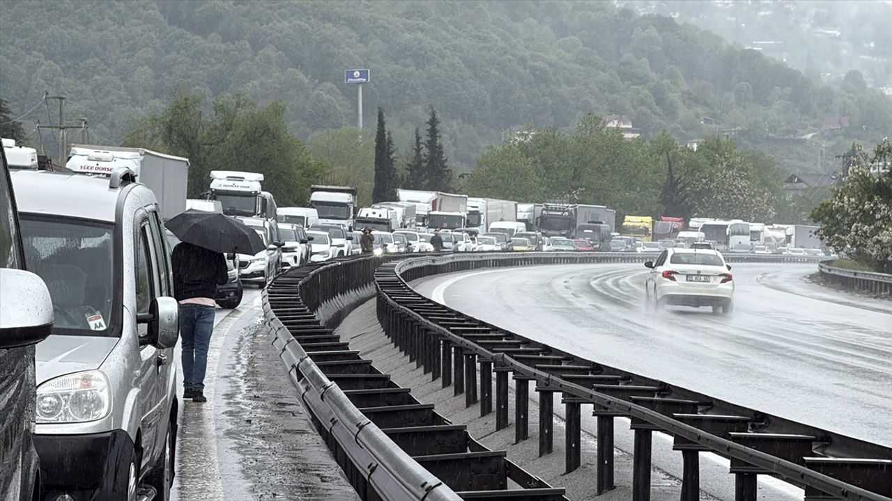 Sakarya'da Devrilen Tır Anadolu Otoyolu'nda Ulaşımı Aksattı