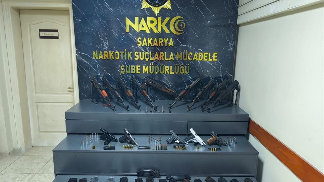 Sakarya'da Polis Memuruna Ait Araçta Kaleşnikof ve Tabancalar Bulundu: 3 Tutuklama