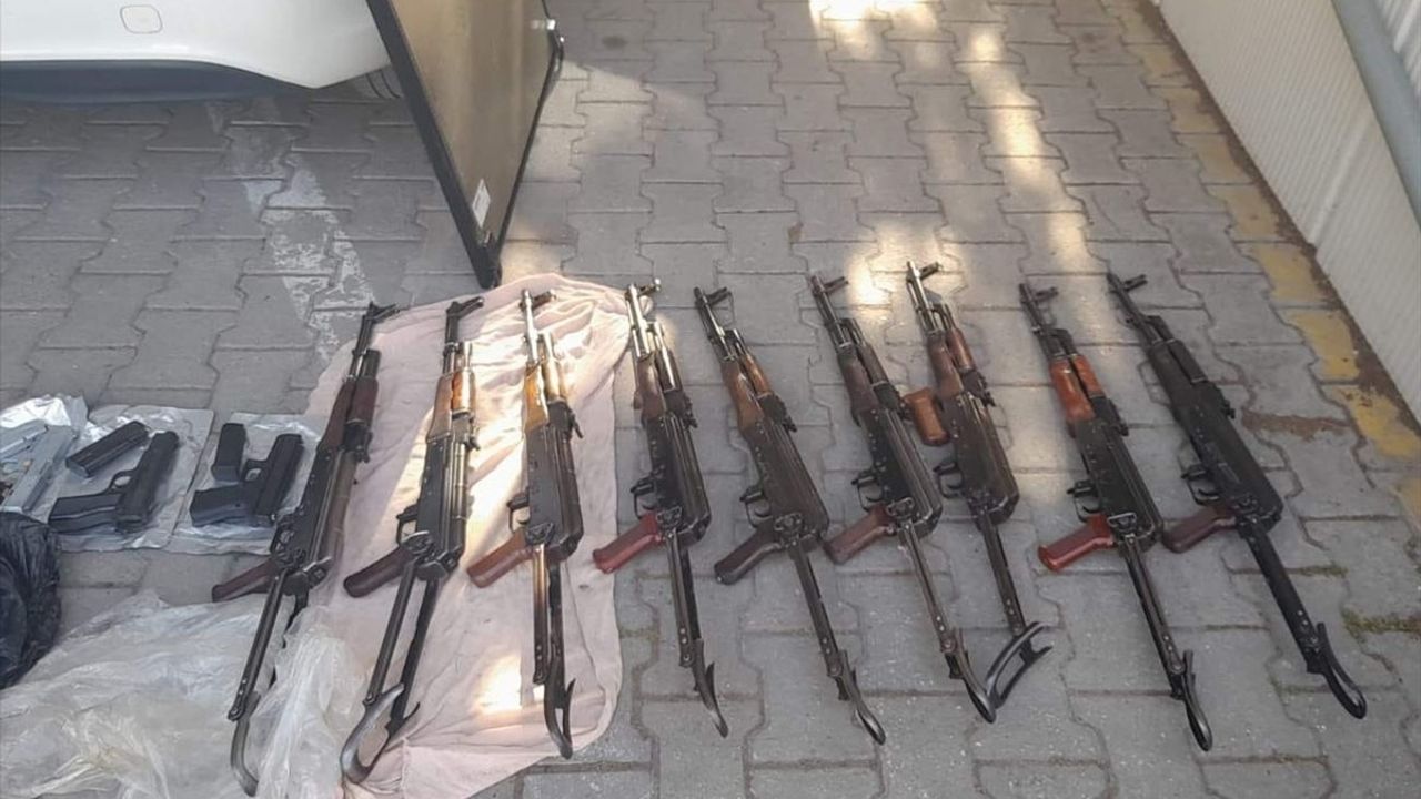 Sakarya'da Polis Memurunun Araçında Uyuşturucu Operasyonu: 9 Kaleşnikof ve 5 Ruhsatsız Tabanca Ele Geçirildi