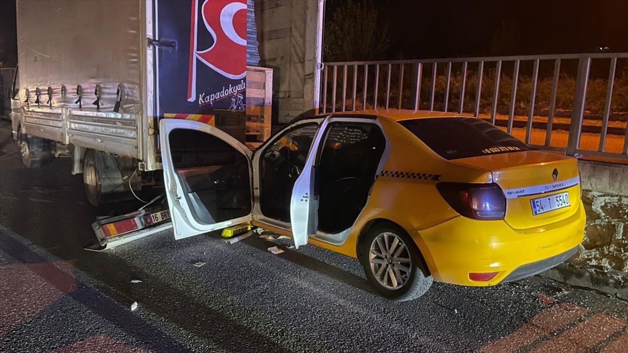 Sakarya'da Ticari Taksi-Kamyonet Çarpışması: 1 Ölü, 1 Yaralı