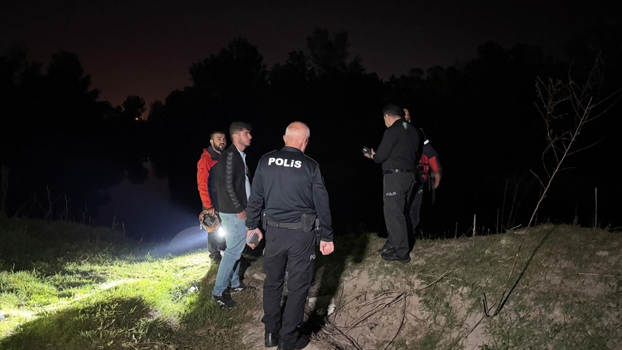 Sakarya Nehri'nde Kaybolan Kişi İçin Arama Çalışmaları Devam Ediyor