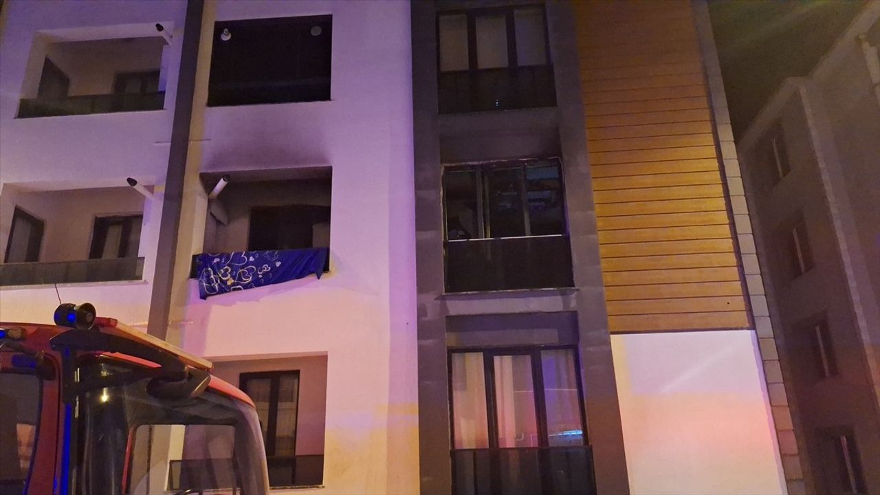 Samsun Bafra'da Apartmanda Yangın: 3 Kişi Dumandan Etkilendi