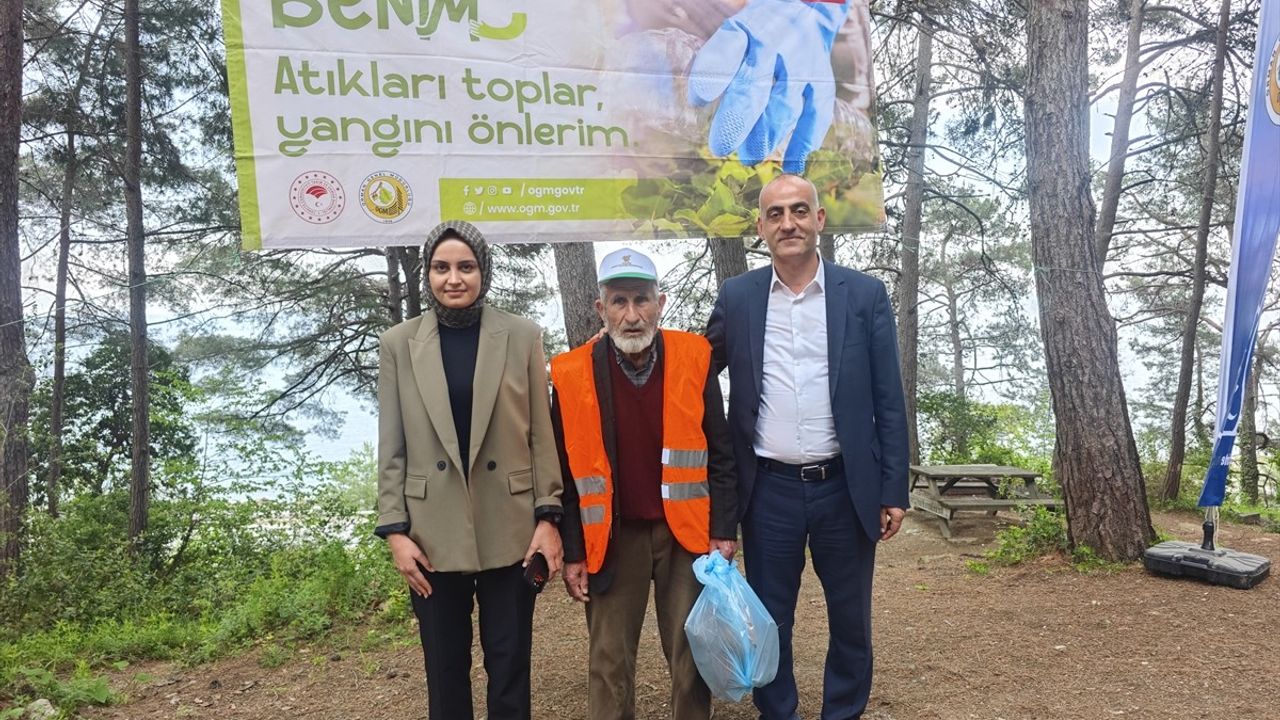 Samsun'da 81 Yaşındaki Sadık Amca'dan Farkındalık İçin Çöp Toplama Etkinliği