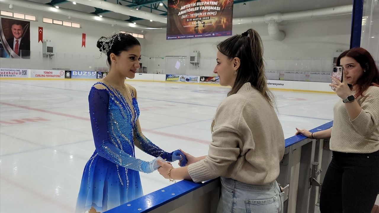 Samsun'da Artistik Buz Pateni Amatörler Yarışması Başladı