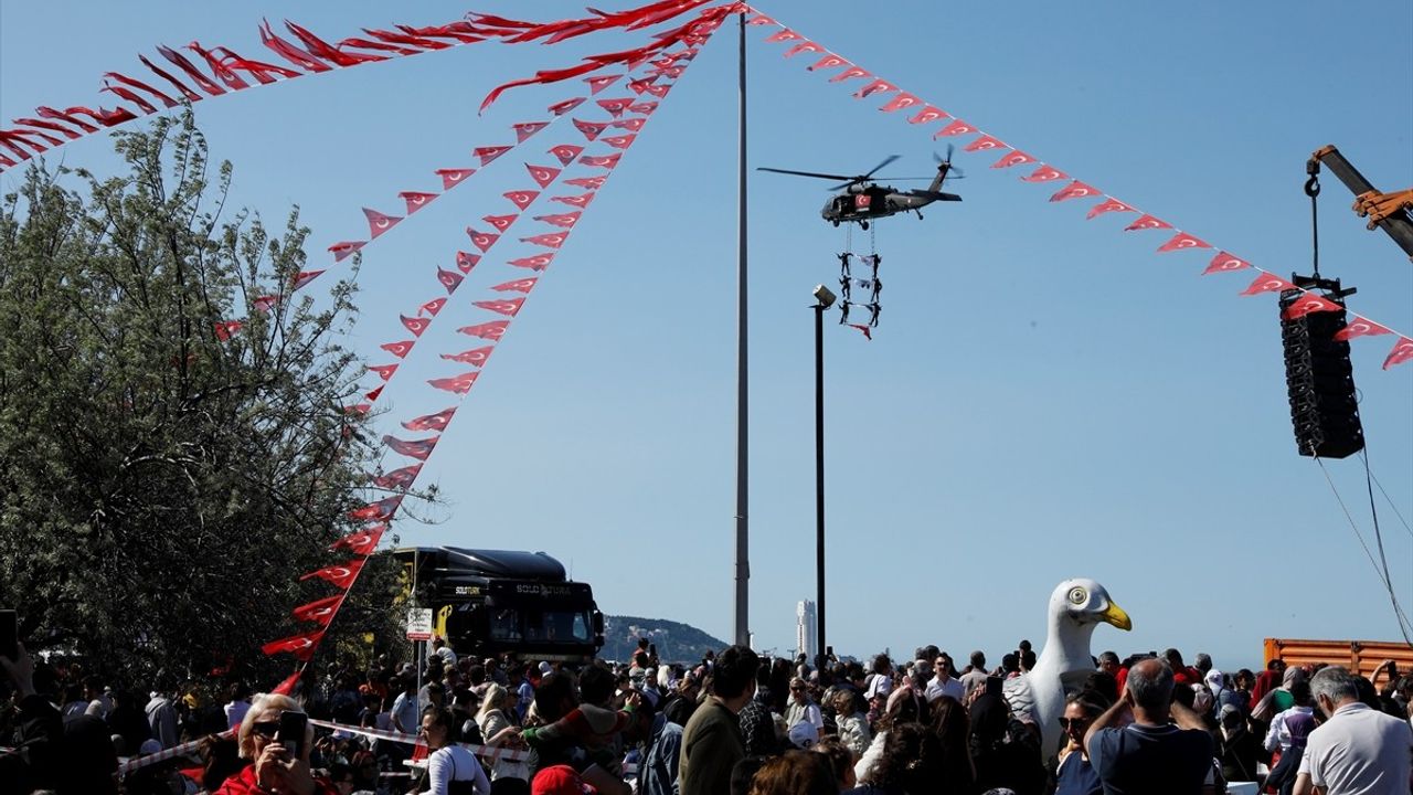 Samsun'da 'Çelik Kanatlar' Gösteri Uçuşuyla Coşku Dolaştı