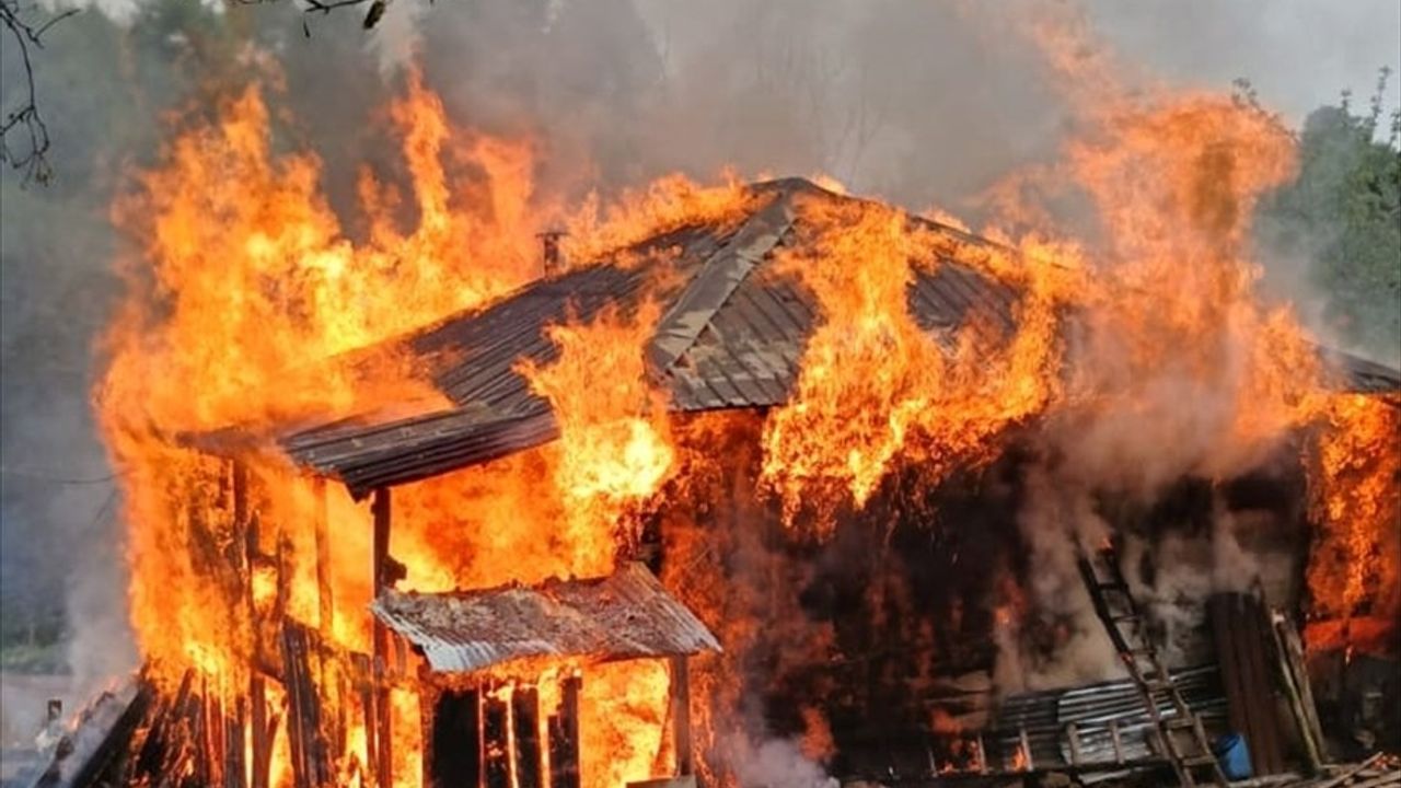 Samsun'da Yangın: 2 Katlı Ahşap Ev Kül Oldu