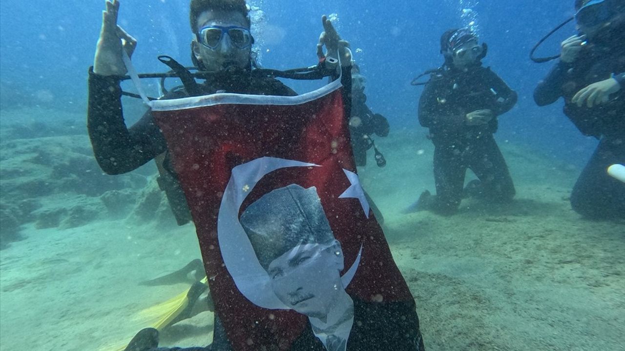 Samsunlu Sporcular 19 Mayıs'ı Deniz Altında Türk Bayrağı ile Kutladı