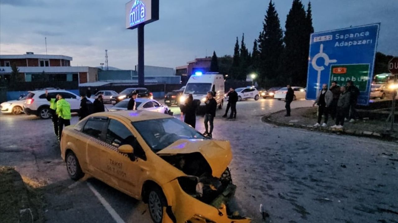 Sapanca'da Taksi ve Otomobil Çarpıştı: 6 Yaralı
