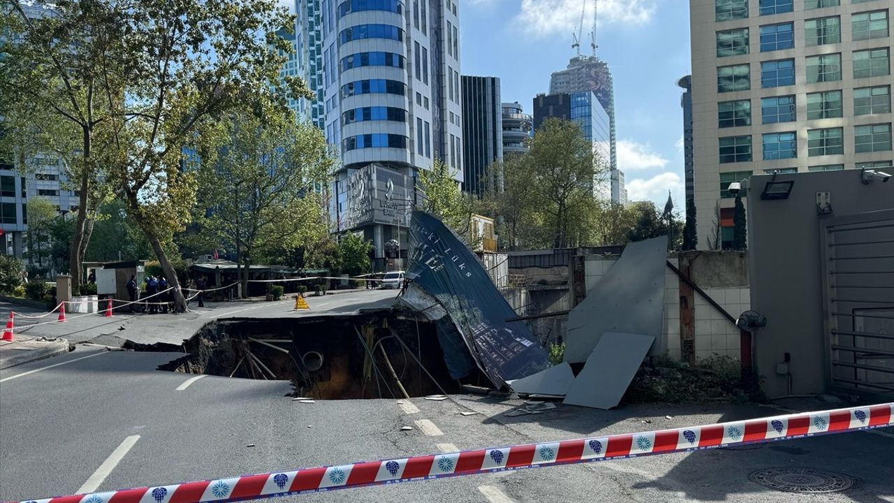 Sarıyer'de Çöken Yol Trafiğe Kapandı