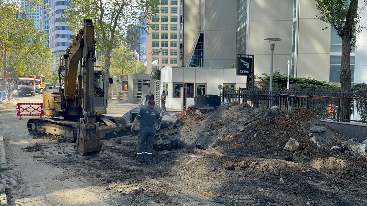 Sarıyer'deki Yol Çökmesi: Ekiplerin Çalışmaları Devam Ediyor