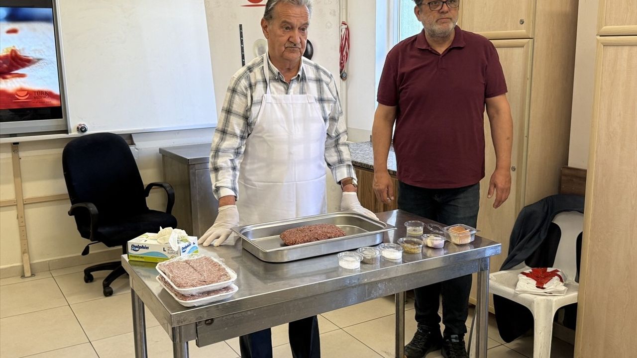 Şef Adayları Tekirdağ Köftesi Yapımını Öğrendi