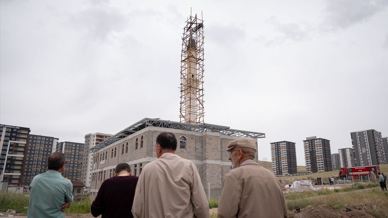 Sincan'da Cami Minaresine Yıldırım Düştü: Yangın Çıktı