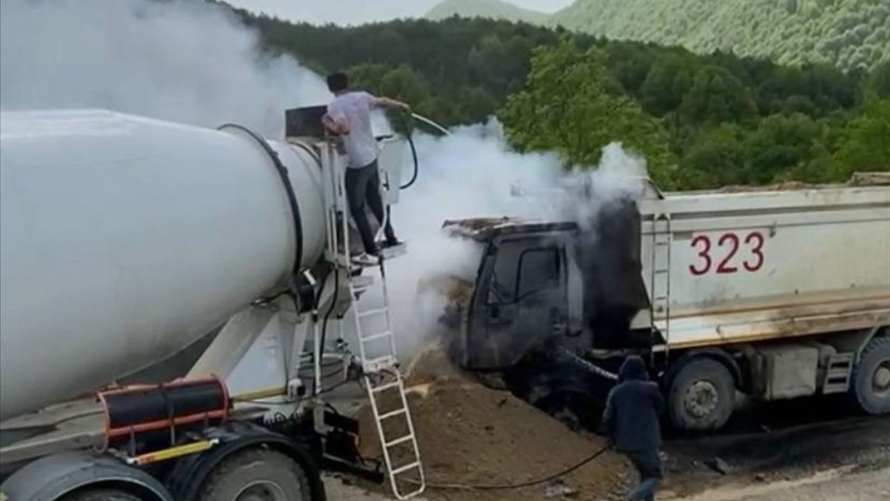 Sinop'ta Hafriyat Kamyonu Yangını: Araç Kullanılamaz Hale Geldi