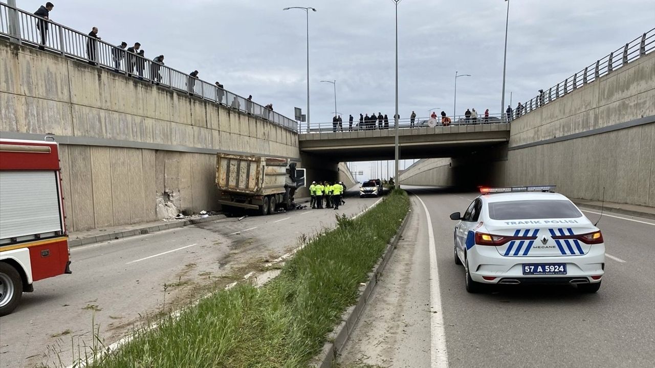 Sinop'ta Kamyon Kazası: Sürücü Yaralandı