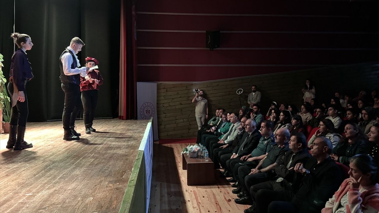 Sinop'ta Lise Öğrencileri 'Romeo ve Juliet'i İngilizce Sahneledi