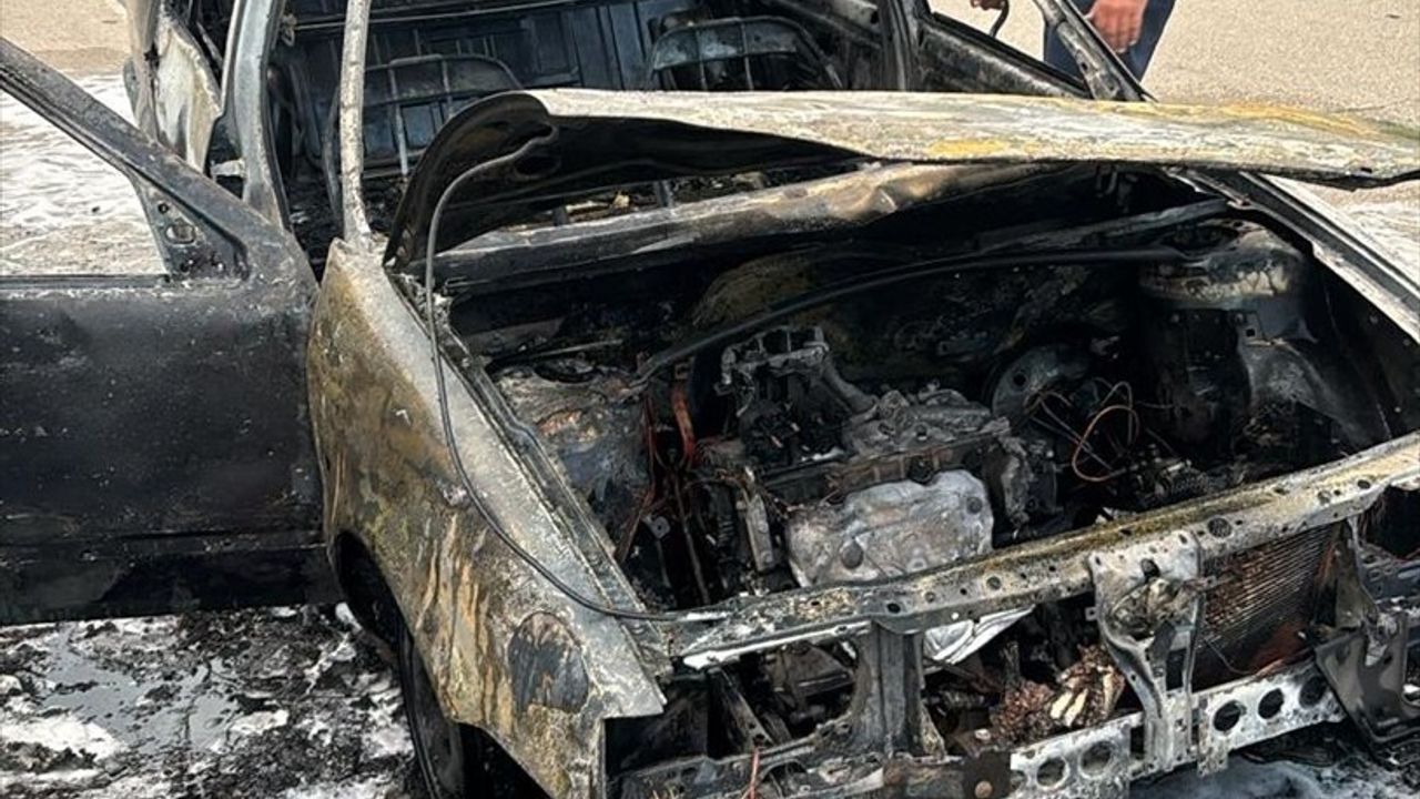 Sinop'ta Seyir Halindeki Otomobil Yangınında Büyük Tehlike