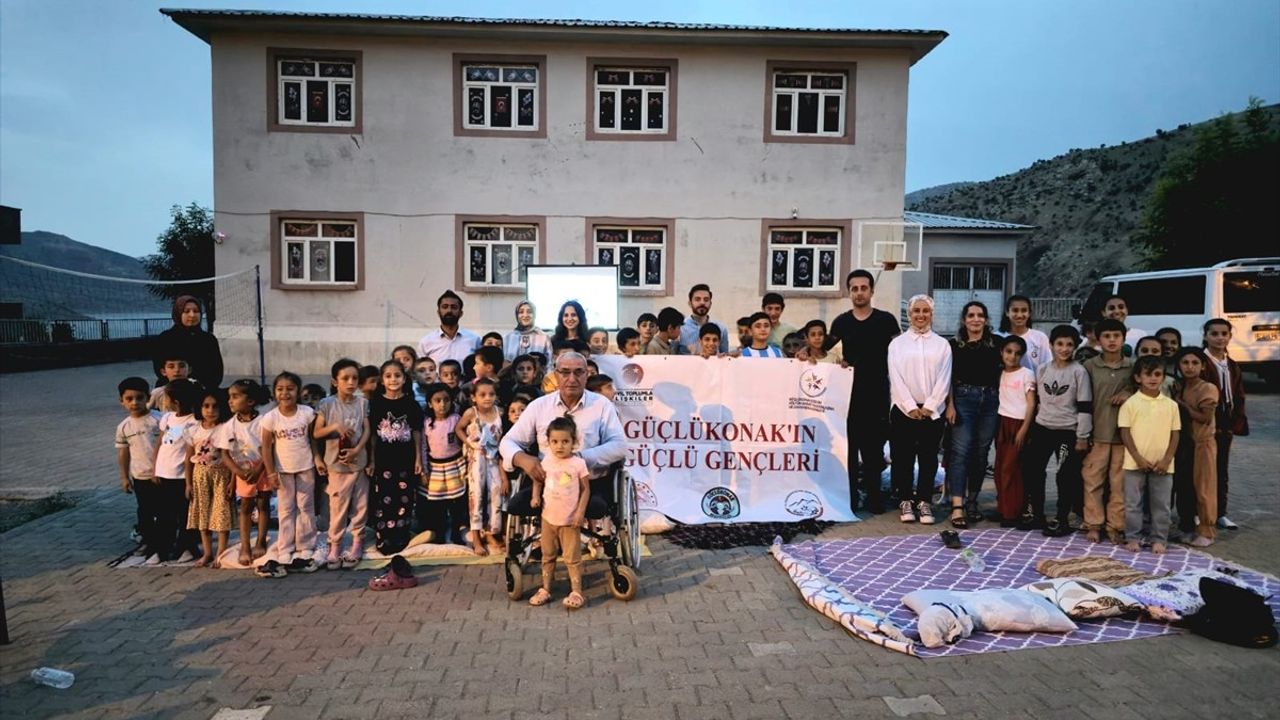 Şırnak'ta Öğrenciler İçin Açık Hava Sinema Keyfi
