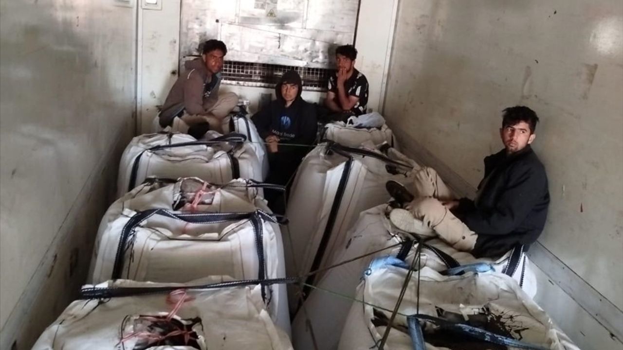 Sivas'ta Asfalt Çuvalları Arasında 7 Düzensiz Göçmen Yakalandı