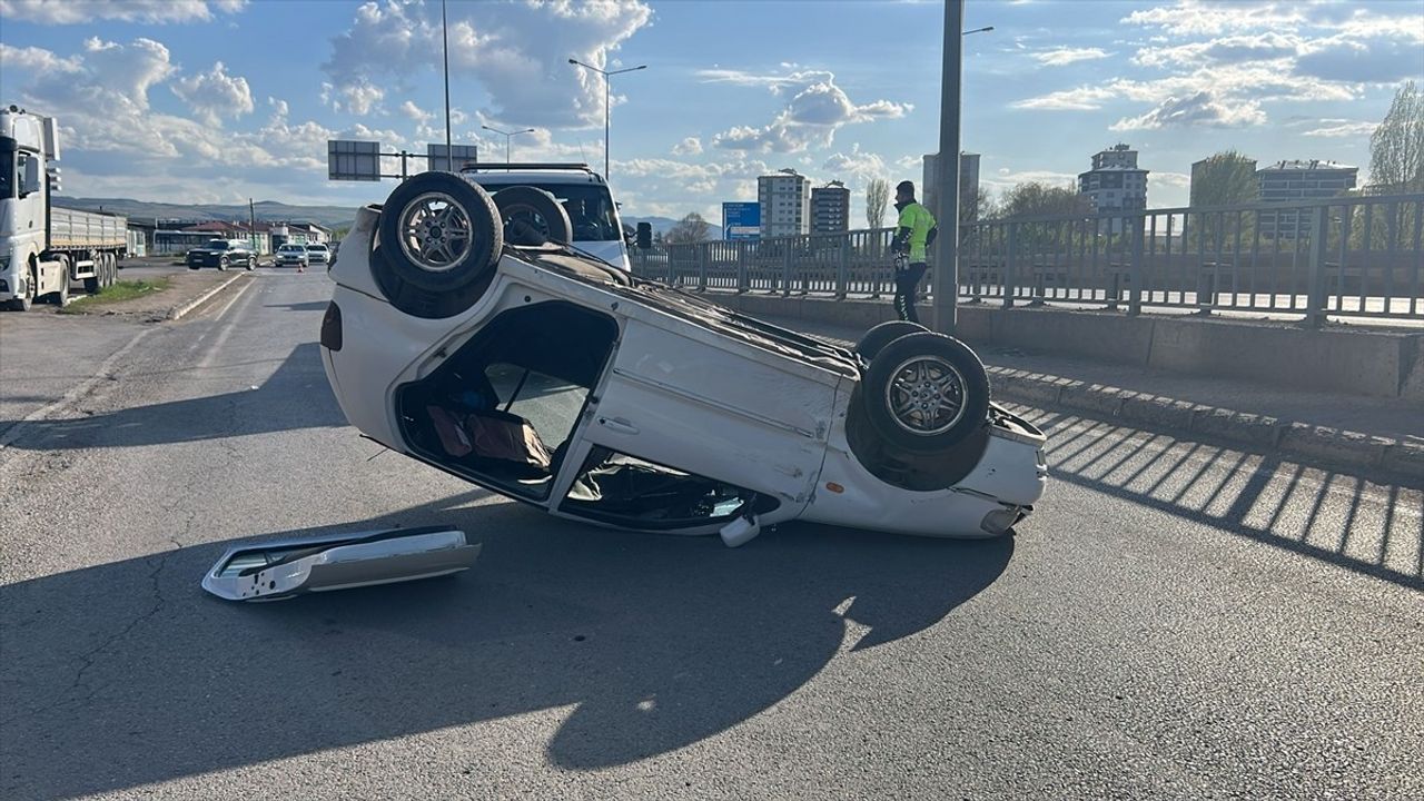 Sivas'ta Devrilen Otomobilde 3 Yaralı