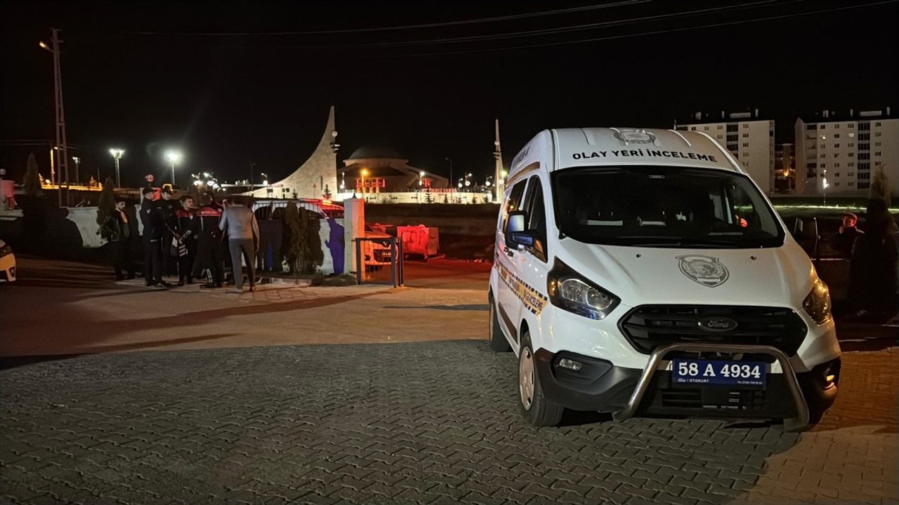 Sivas'ta Kardeş Cinayeti: Maskeli Şüpheli Aranıyor