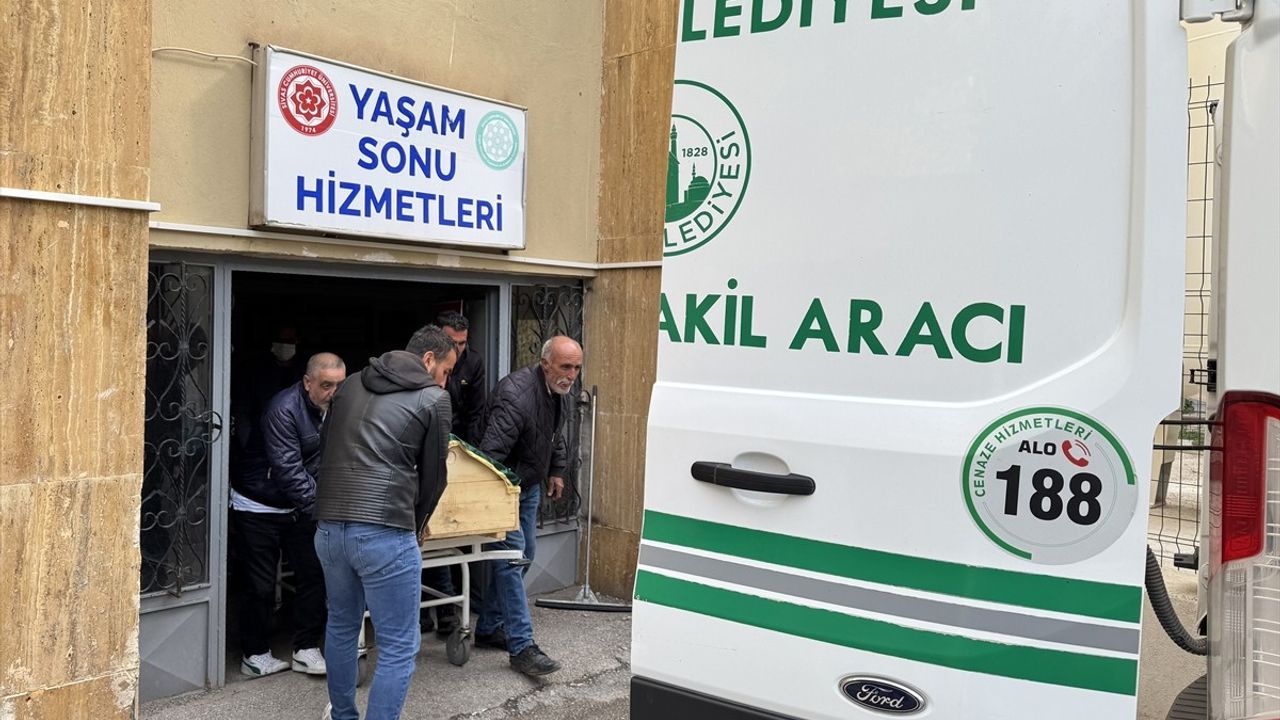 Sivas'ta KKKA Hastalığı Şüphesiyle Tedavi Gören Kadın Hayatını Kaybetti