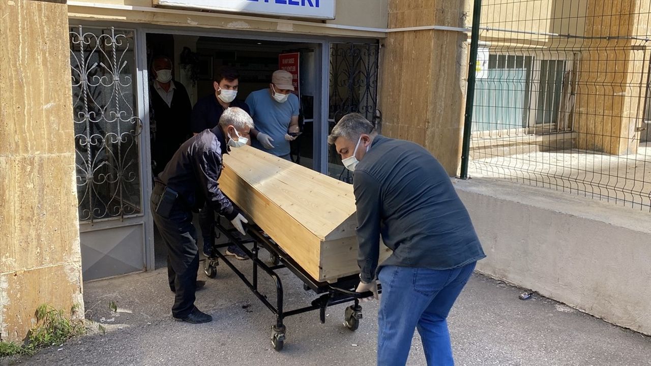 Sivas'ta KKKA Şüphesiyle Tedavi Gören Genç Hayatını Kaybetti