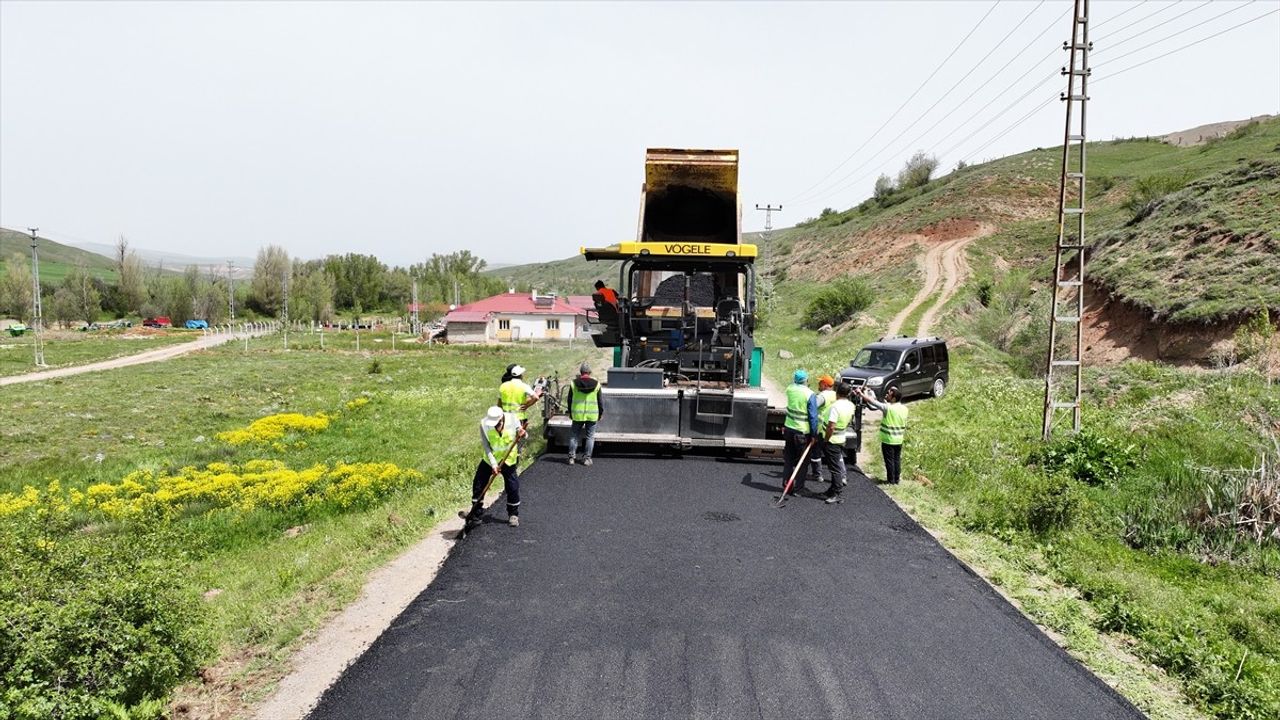 Sivas'ta Köy Yollarının Standardı Artıyor: Yeni Asfalt Çalışmaları Başladı