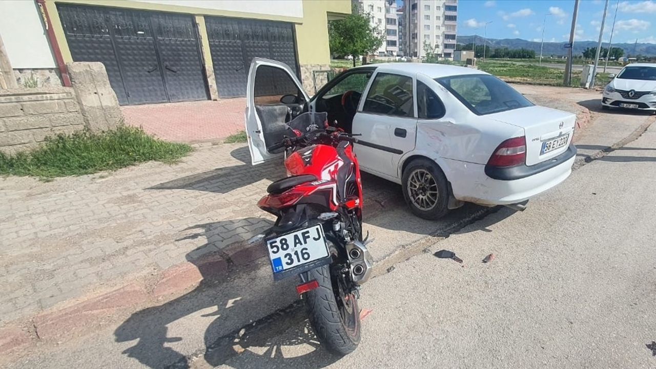 Sivas'ta Motosiklet ve Otomobil Çarpıştı: 2 Yaralı