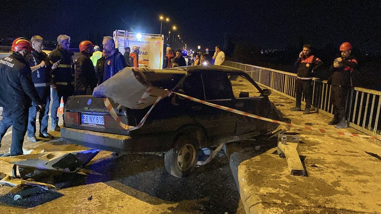 Sivas'ta Otomobil Bariyere Saplandı, Sürücü Kurtarıldı
