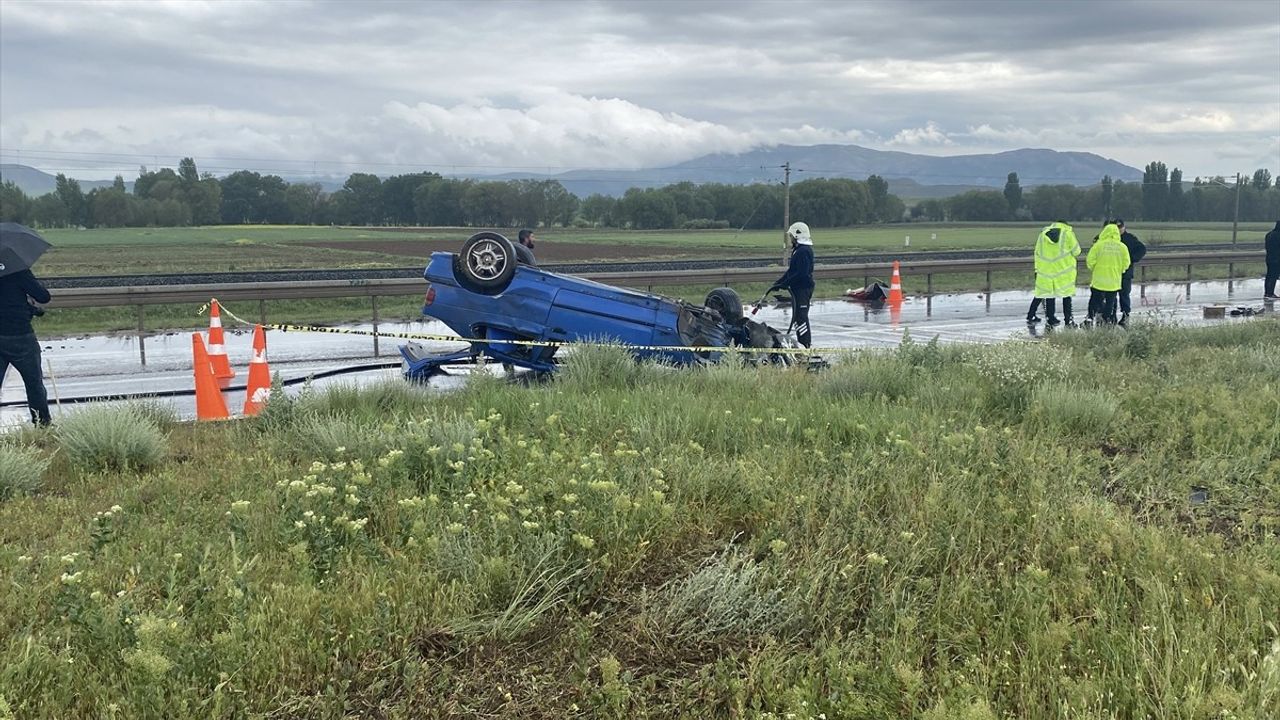 Sivas'ta Otomobil Kazası: 1 Ölü, 4 Yaralı
