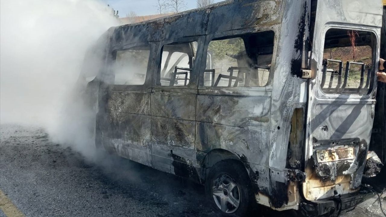 Sivas'ta Seyir Halindeki Servis Minibüsü Yangın Çıkardı
