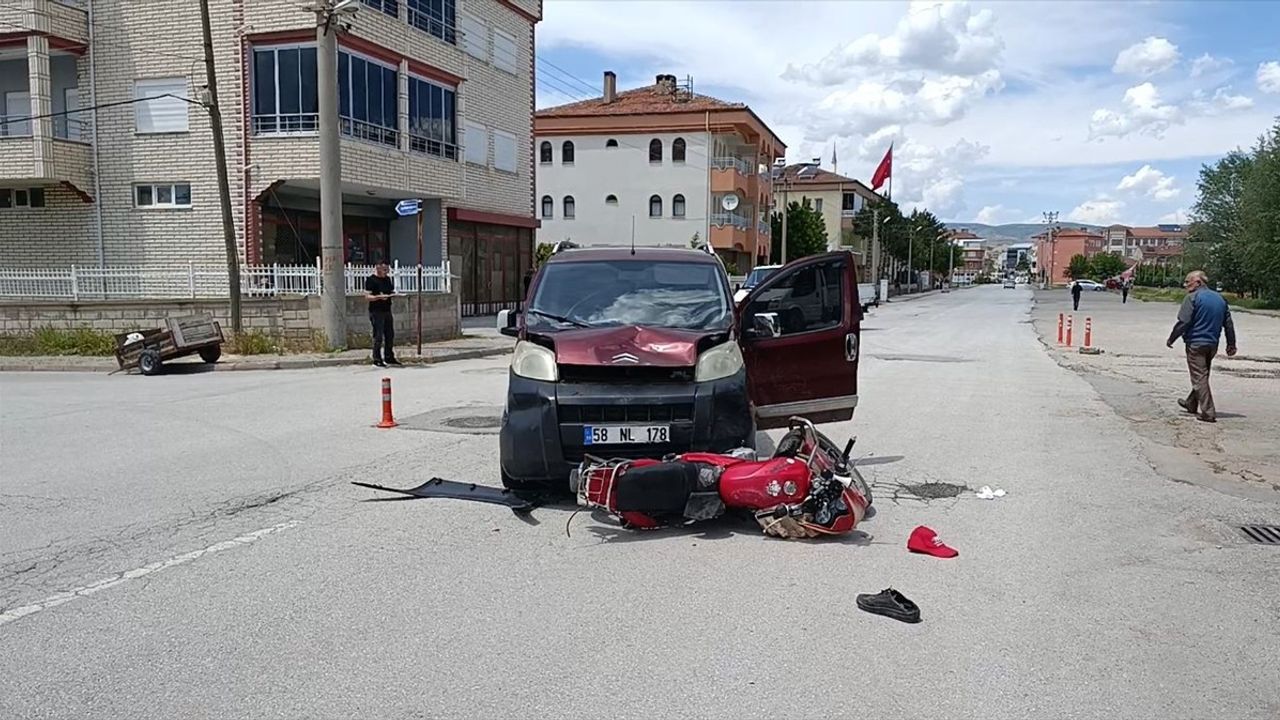 Sivas'ta Ticari Araç ve Motosiklet Çarpıştı: 7 Yaralı