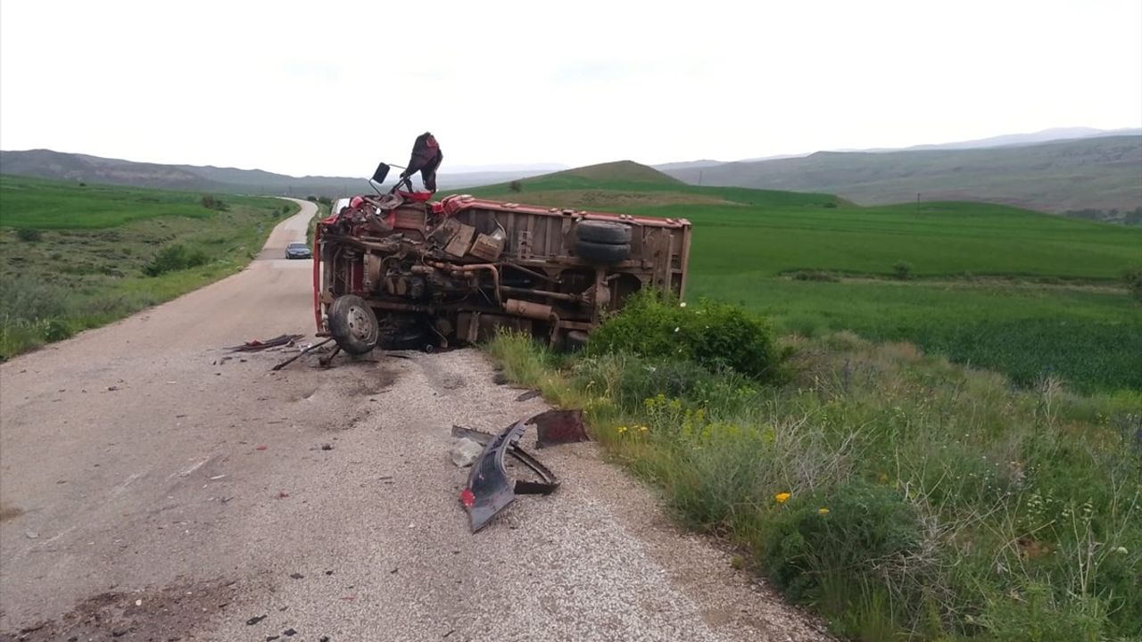 Sivas'ta Trafik Kazası: 2 Yaralı