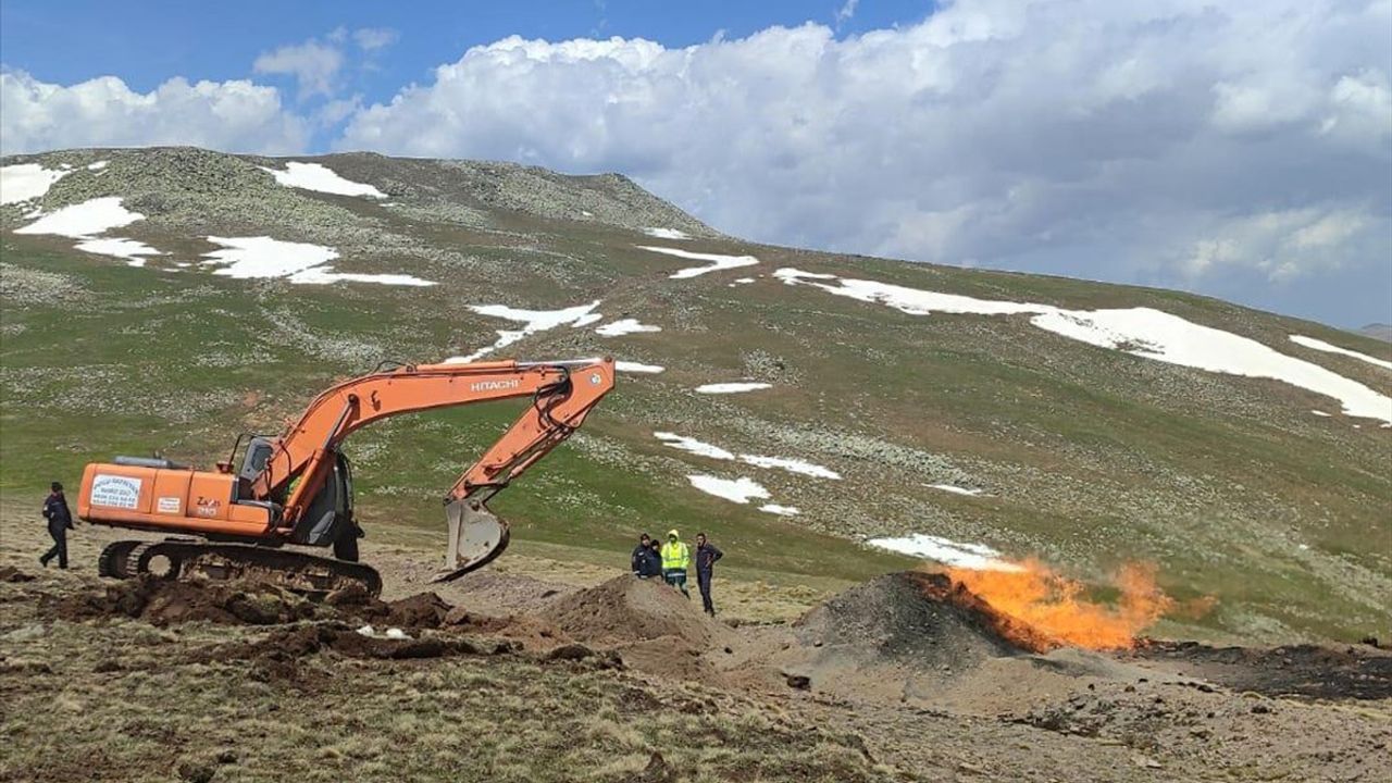 Sivas'ta Yıldırım Doğal Gaz Boru Hattında Yangın Çıkardı