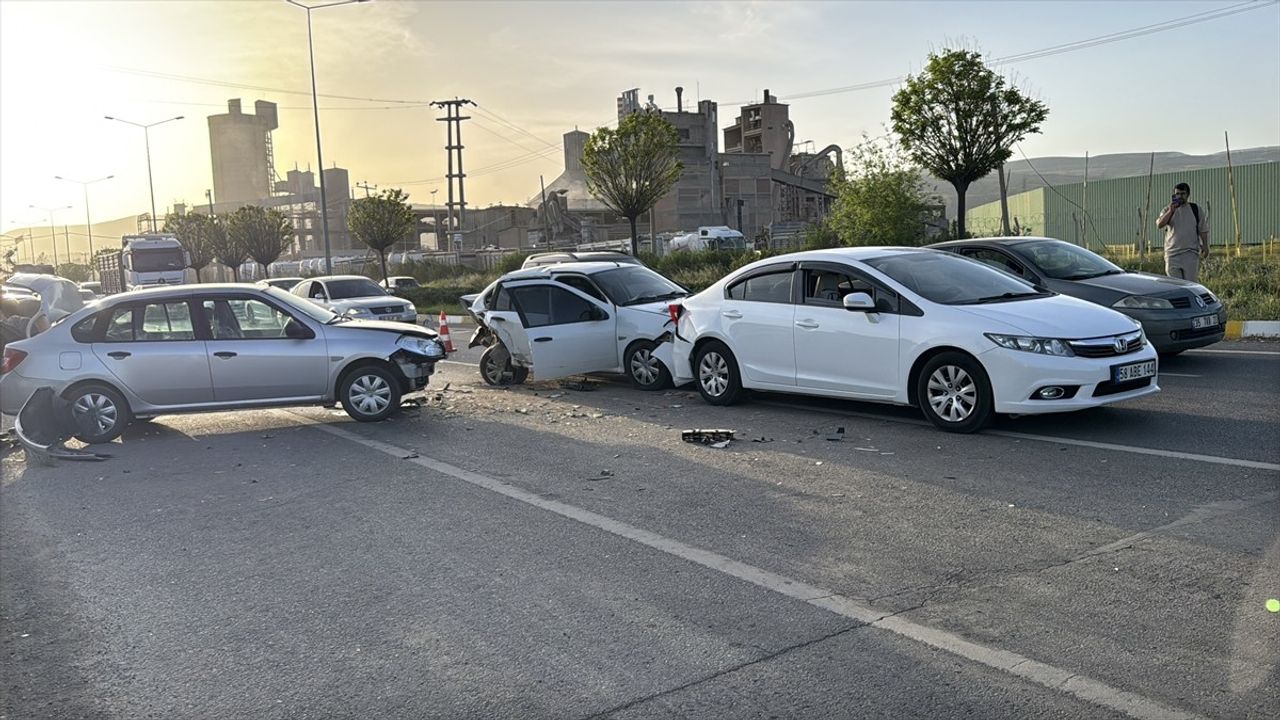 Sivas'ta Zincirleme Trafik Kazasında 4 Yaralı