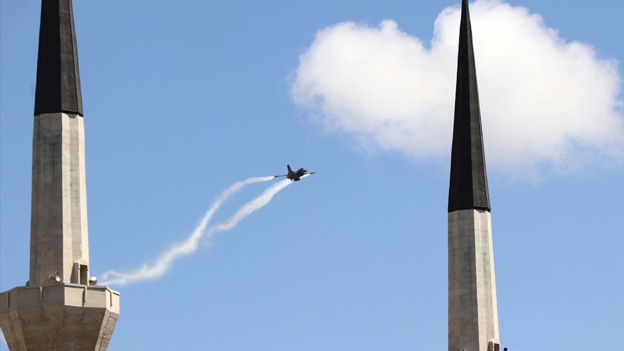 SOLOTÜRK, Fırat Üniversitesi'nin 50. Yılında Akrobasi Gösterisi Düzenledi