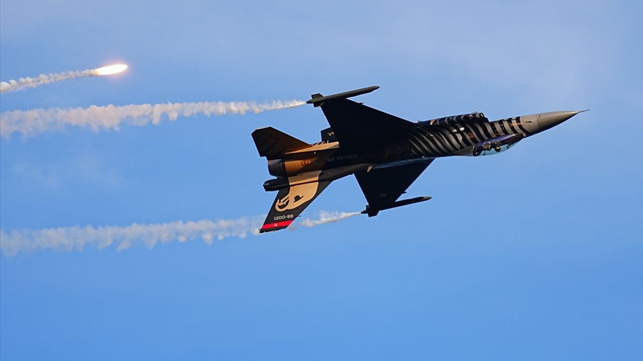 SOLOTÜRK'ten İstanbul'un Fethine Özel Gösteri Uçuşu