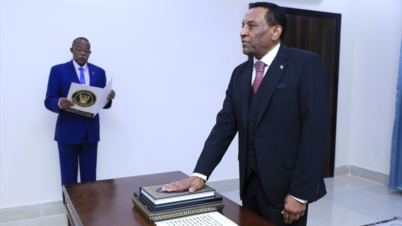 Sudan'ın Yeni Başbakanı Kamil İdris Göreve Başladı