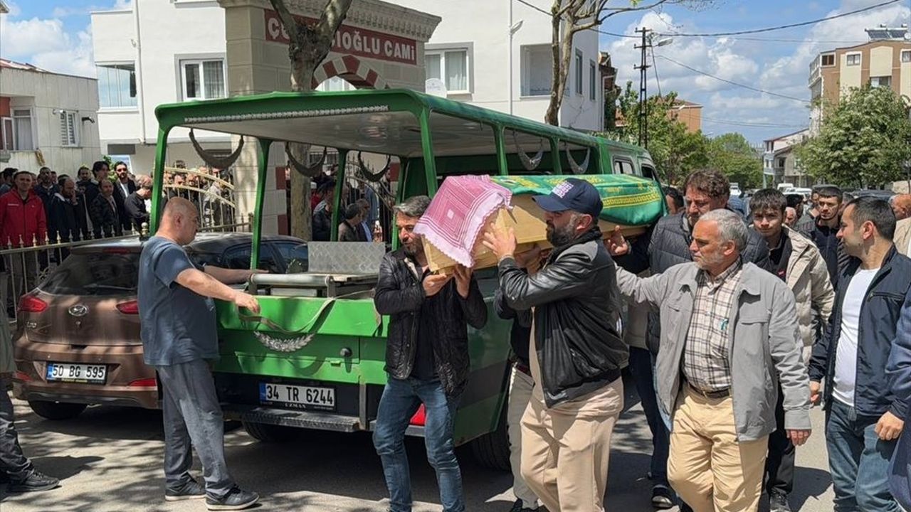 Sultanbeyli'de Trafik Kazasında Hayatını Kaybeden Küçük Kız Toprağa Verildi