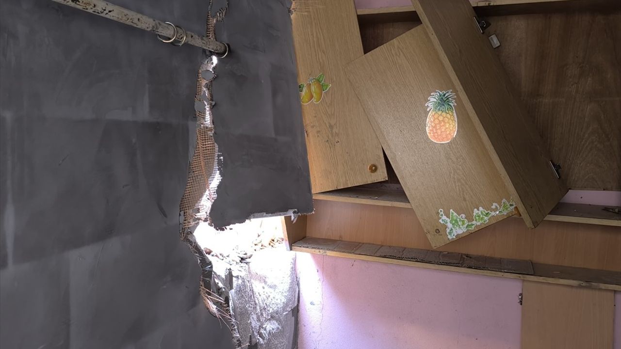 Sultangazi'de Bina Yıkımında Komşu Apartman Zarar Gördü
