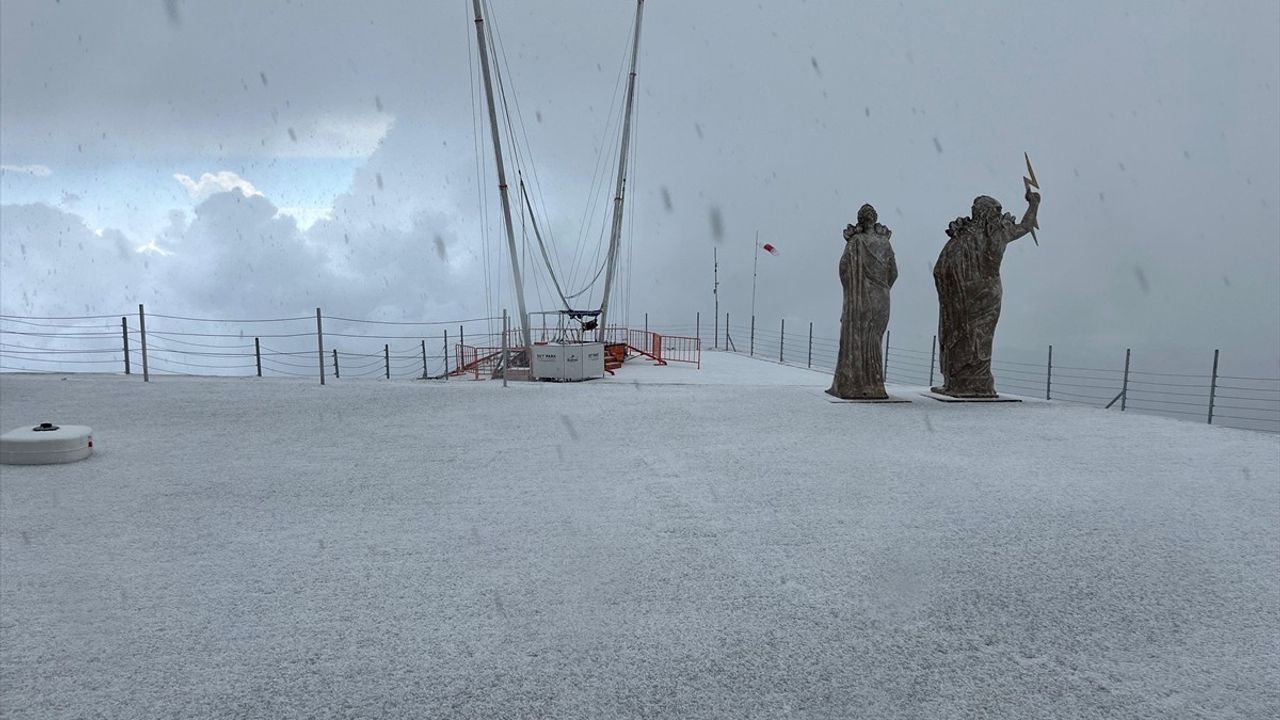 Tahtalı Dağı'nın Zirvesi Karla Kaplandı