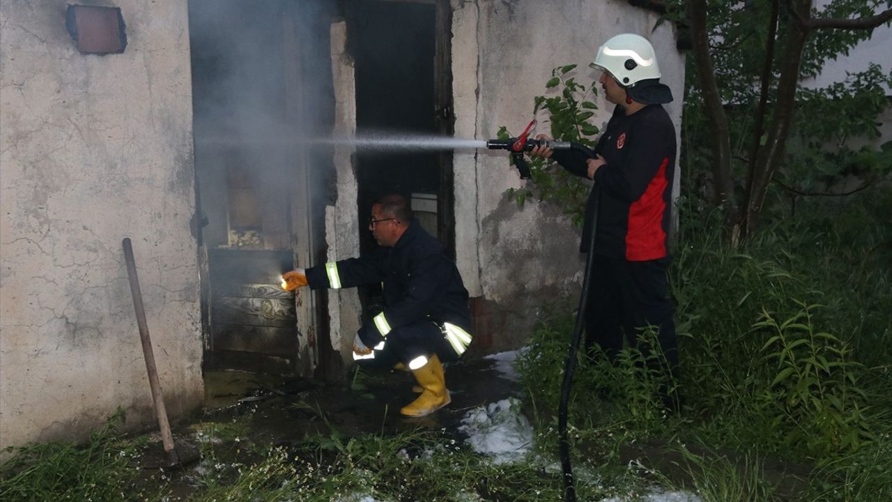 Taşova'da Yangın: Tek Katlı Ahşap Ev Kül Oldu